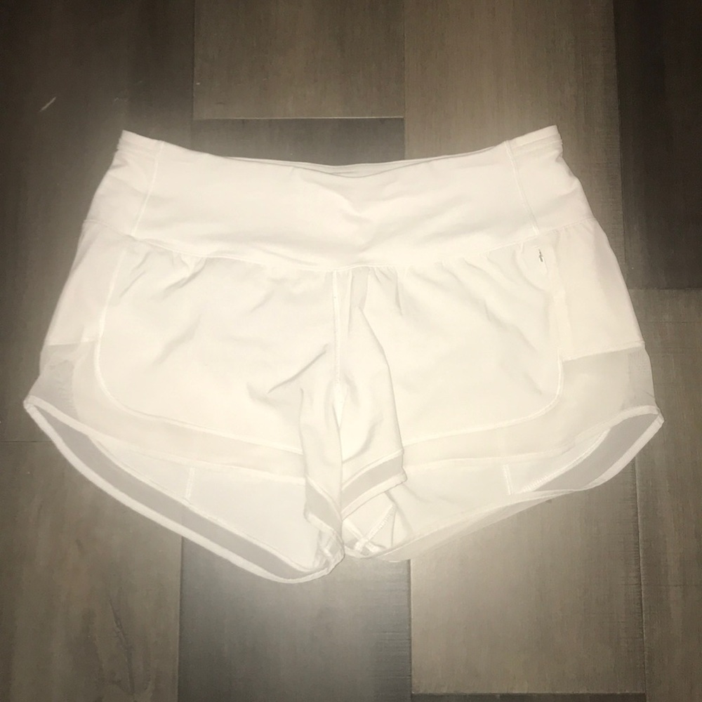 Lululemon white shorts w/ mesh lining🌟